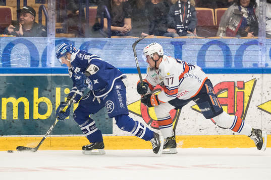Växjös Pontus Netterberg jagar Leksands Ben Youds i