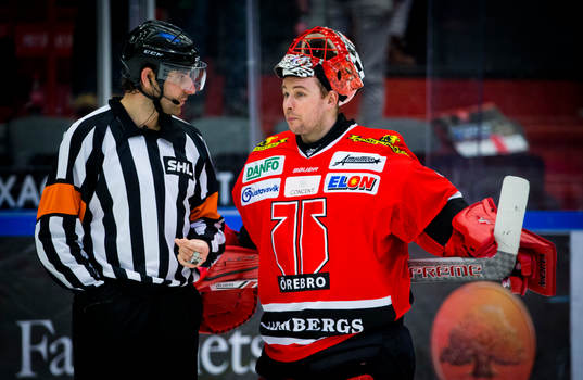Örebros målvakt Julius Hudacek och Domare Mikael Sjöqvist