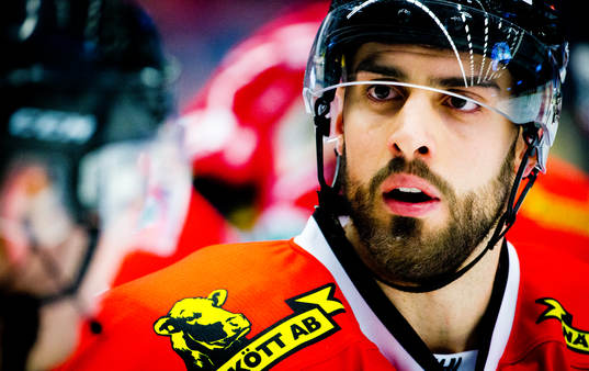 Örebros Lucas Lessio och domaren