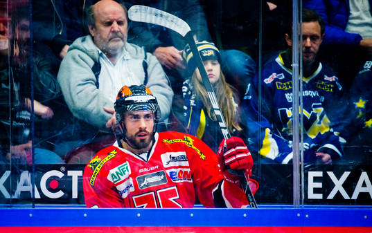 Örebros Lucas Lessio deppar i utvisningsbåset