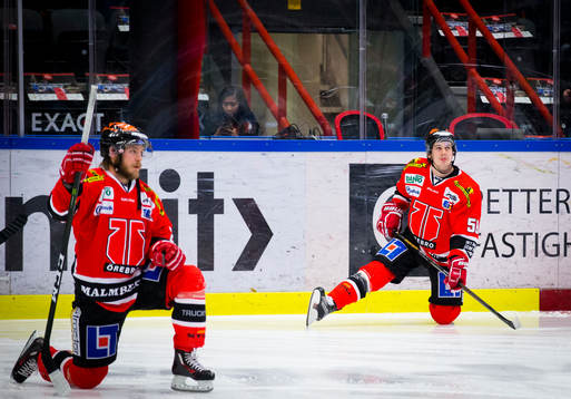 Örebros Fredric Andersson och Michael Haga stretchar