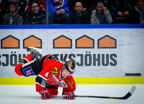 Örebros Joel Mustonen faller