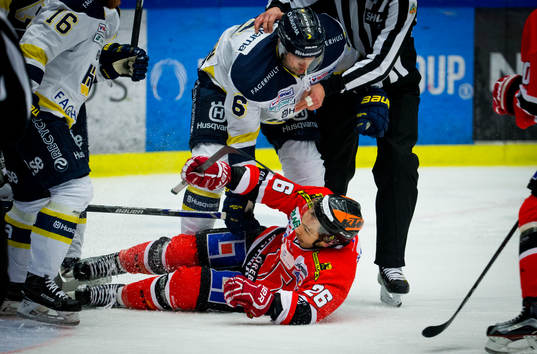 s Christoffer Persson trycker ned Örebros Greg Squires