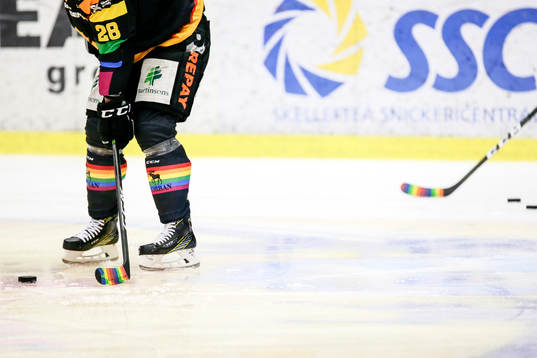 Skellefteås klubbor och matchställ var regnbågsfärgade