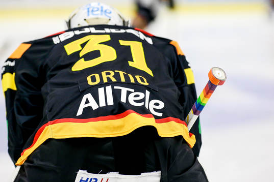 Skellefteås klubbor och matchställ var regnbågsfärgade