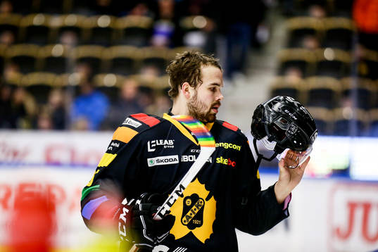 Skellefteås Axel Holmström  med speciell tejp