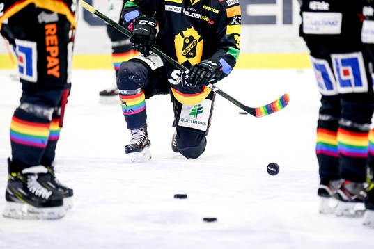Skellefteås klubbor och matchställ var regnbågsfärgade
