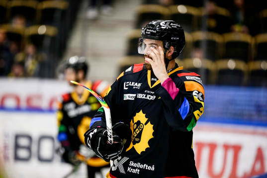 Skellefteås Axel Holmström  med speciell tejp