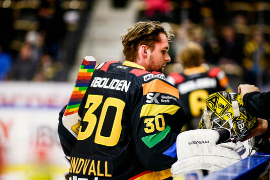 Skellefteås målvakt Gustaf Lindvall med speciell tejp