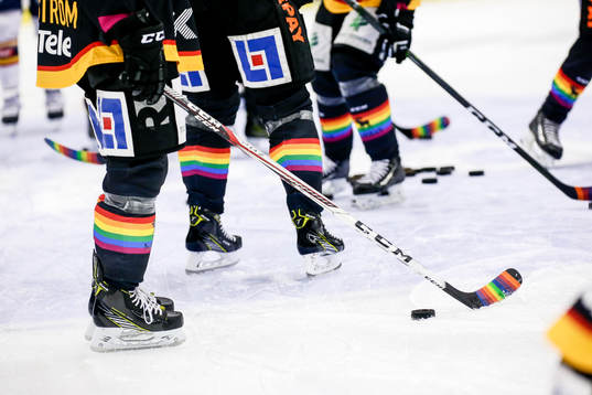 Skellefteås klubbor och matchställ var regnbågsfärgade
