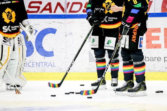 Skellefteås klubbor och matchställ var regnbågsfärgade