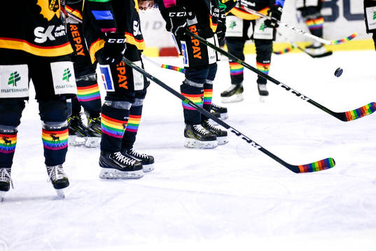 Skellefteås klubbor och matchställ var regnbågsfärgade