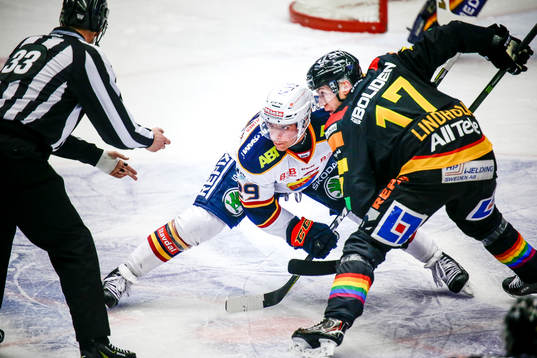 Skellefteås Pär Lindholm tekar mot Djurgårdens Matt