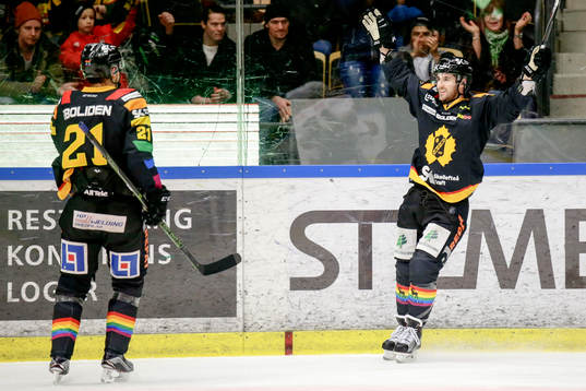 Skellefteås Bud Holloway och Jimmie Ericsson jublar