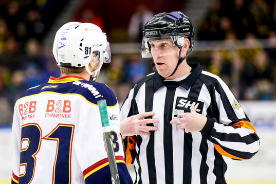 Djurgårdens Calle Ridderwall pratar med domare Morgan