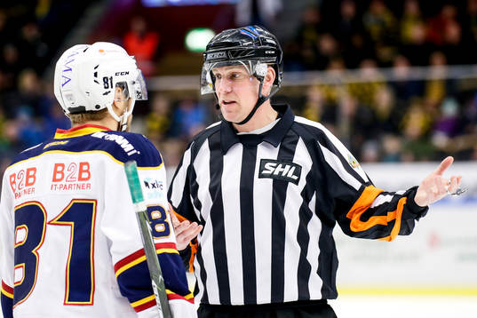Djurgårdens Calle Ridderwall pratar med domare Morgan