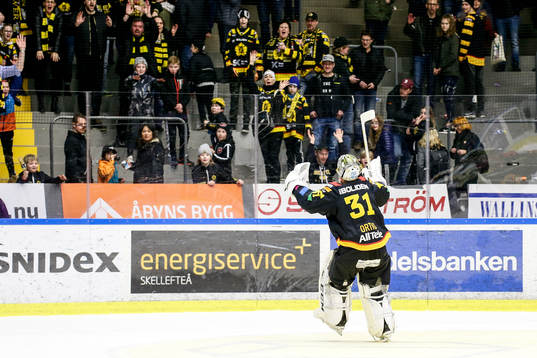 Skellefteås målvakt Joni Ortio tackar publiken