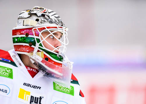Frölundas målvakt Johan Gustafsson på uppvärmningen