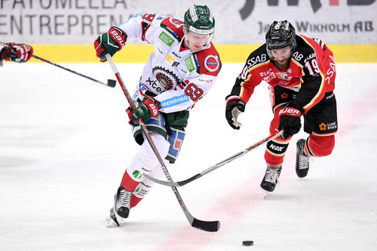 Frölundas Simon Hjalmarsson och Luleås Jacob Lagacé