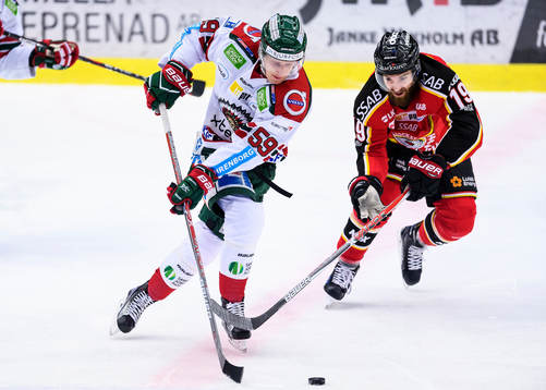 Frölundas Simon Hjalmarsson med pucken jagas av Luleås