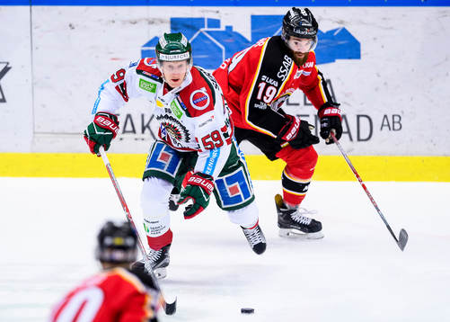 Frölundas Simon Hjalmarsson med pucken