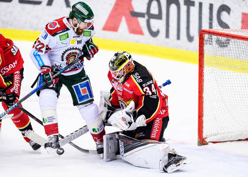 Frölundas Robin Figren är framme och hotar framför