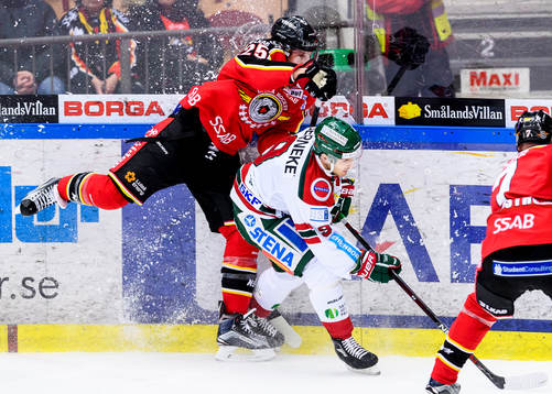 Luleås Anton Hedman tacklar Frölundas Casey Wellman