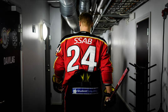 Luleås Johan Harju går mot isen
