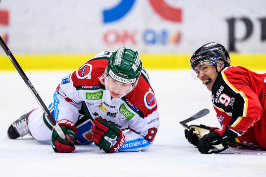 Frölundas John Nyberg och Luleås Johan Forsberg ligger