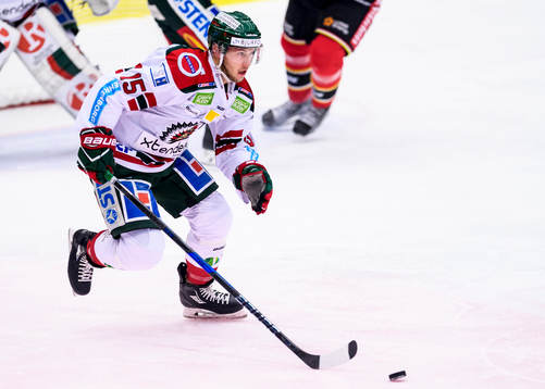 Frölundas Matt Donovan med pucken