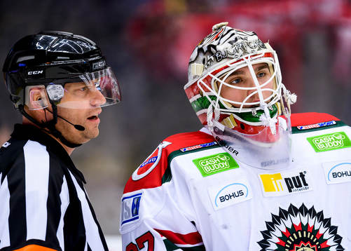 Domare Sören Persson pratar med Frölundas målvakt Johan