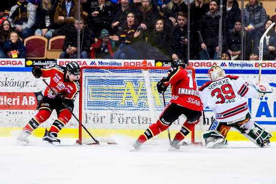 Frölundas målvakt Dan Bakala tappar pucken till Luleås