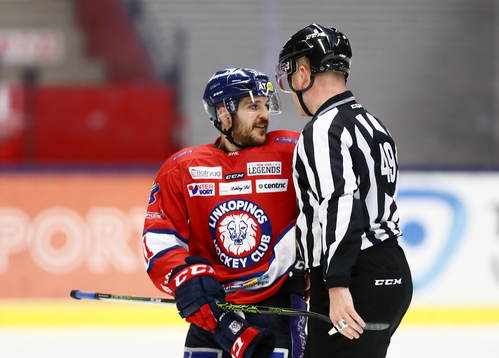 Linköpings Garrett Roe reagerar