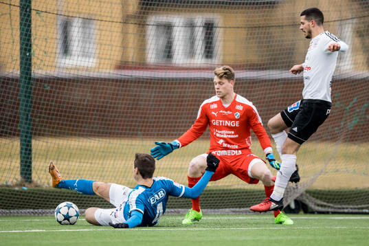 Halmstads Ivo Pekalski och målvakt Malkolm Nilsson före