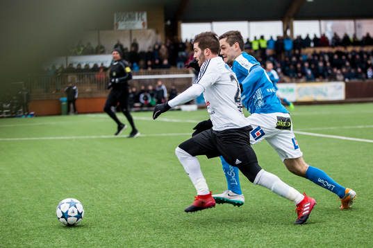 Vänersborgs Andrew Palumbo före Halmstads Ivo Pekalski
