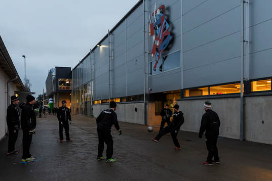 Färjestads spelare vid uppvärmningen utanför Lindab Arena