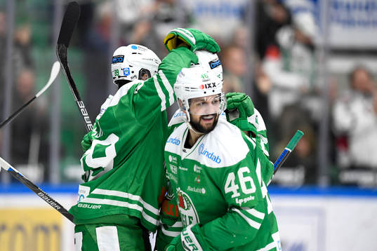 Rögles David Åslin jublar med lagkamrater
