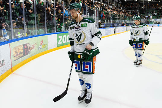 Färjestads Anton Gustafsson deppar när han lämnar isen
