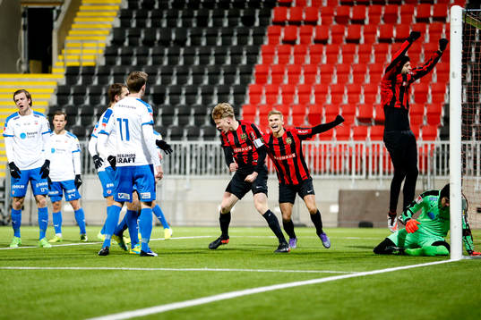 Brommapojkarnas Carl Starfelt jublar