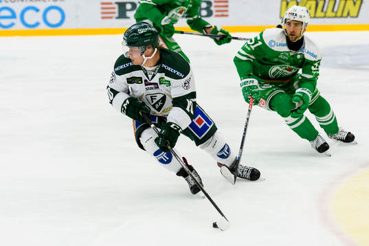 Färjestads Marcus Nilsson med pucken