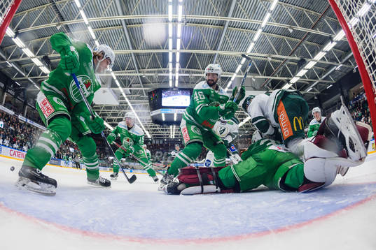 Oroligt framför Rögles målvakt Anders Lindbäck
