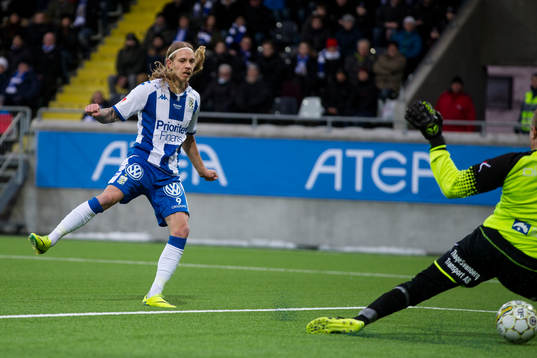 IFK Göteborgs Elias Mar Omarsson skjuter 2-0 bakom