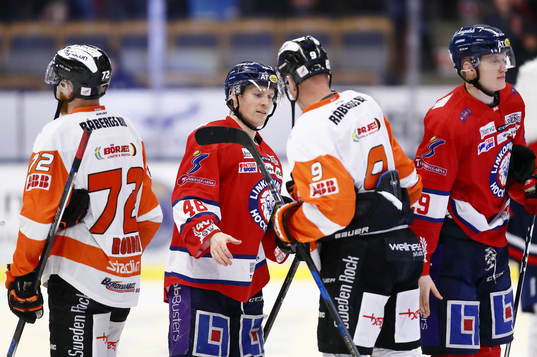 Linköpings Mathis Olimb tar i hand med Karlskronas Morten