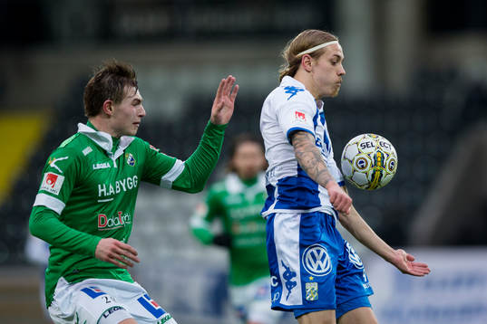 IFK Göteborgs Elias Mar Omarsson före Ljungskiles Linus