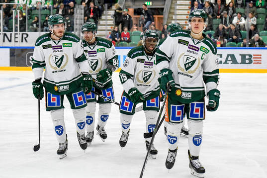 Färjestads Hugo Enock jublar med lagkamrater
