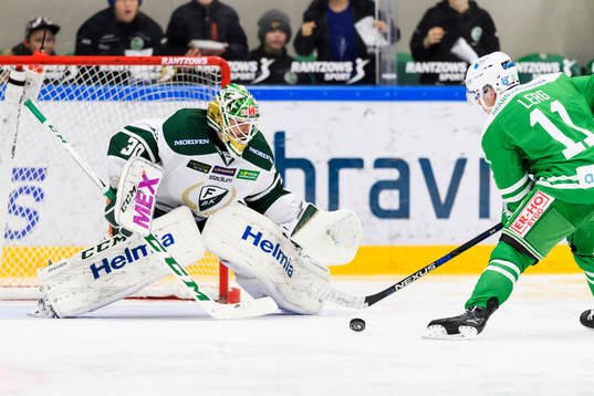 Rögles Bryan Lerg lägger en straff på Färjestads