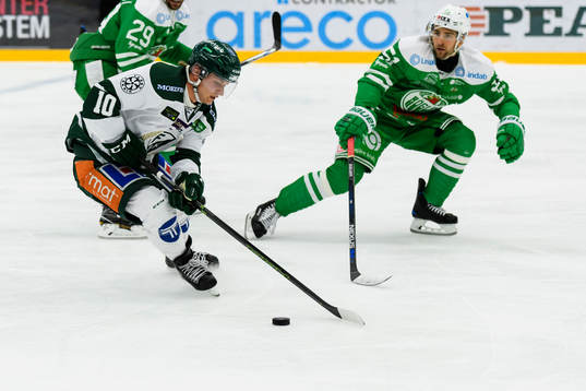 Färjestads Marcus Nilsson med pucken