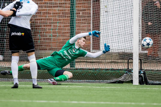 Vänersborgs målvakt Nino Sahinovic ser bollen gå