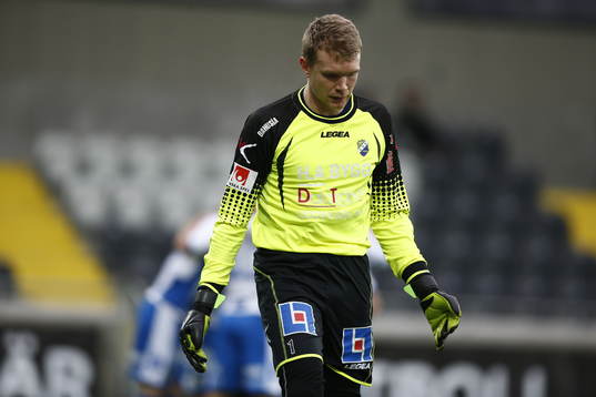 Ljungskiles målvakt Simon Forslund deppar