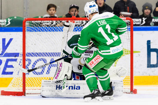 Rögles Bryan Lerg lägger en straff på Färjestads